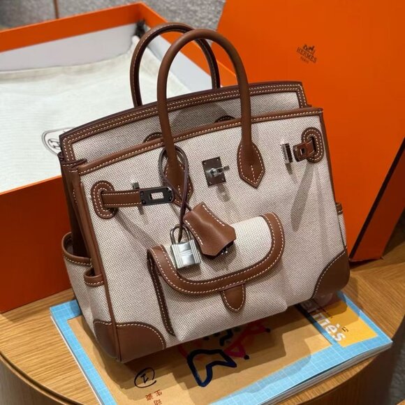 Classic Hermes Bag: A Stylish and Versatile Choice for Elegance - Picture 5 of 6